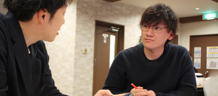 イベント会場をコーディネートするスタッフの姿